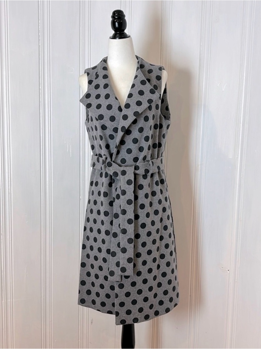 Polka Dot Sleeveless Long Vest in Gray with Belt - Picture 2 of 6